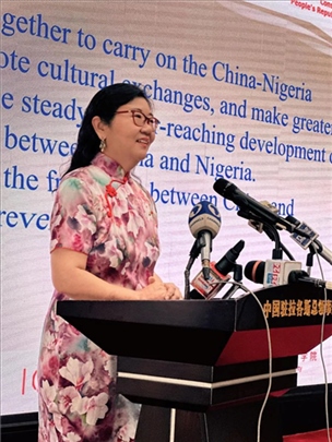 中國駐拉各斯總領(lǐng)館總領(lǐng)事嚴(yán)宇清致辭。駐拉各斯總領(lǐng)館供圖