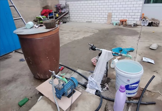 用來(lái)抽水的增壓泵。 人民網(wǎng)記者 金慧慧攝