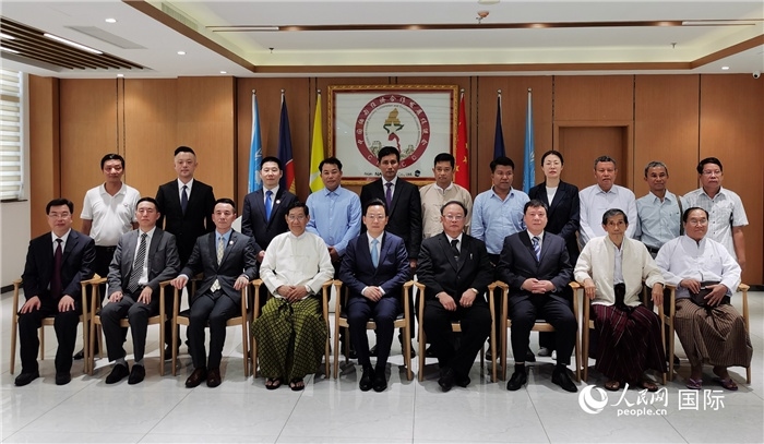 吉林市市委書記胡斌率團(tuán)與緬甸皎漂當(dāng)?shù)厝耸拷涣鞑⒑嫌?人民網(wǎng)記者李秉新攝