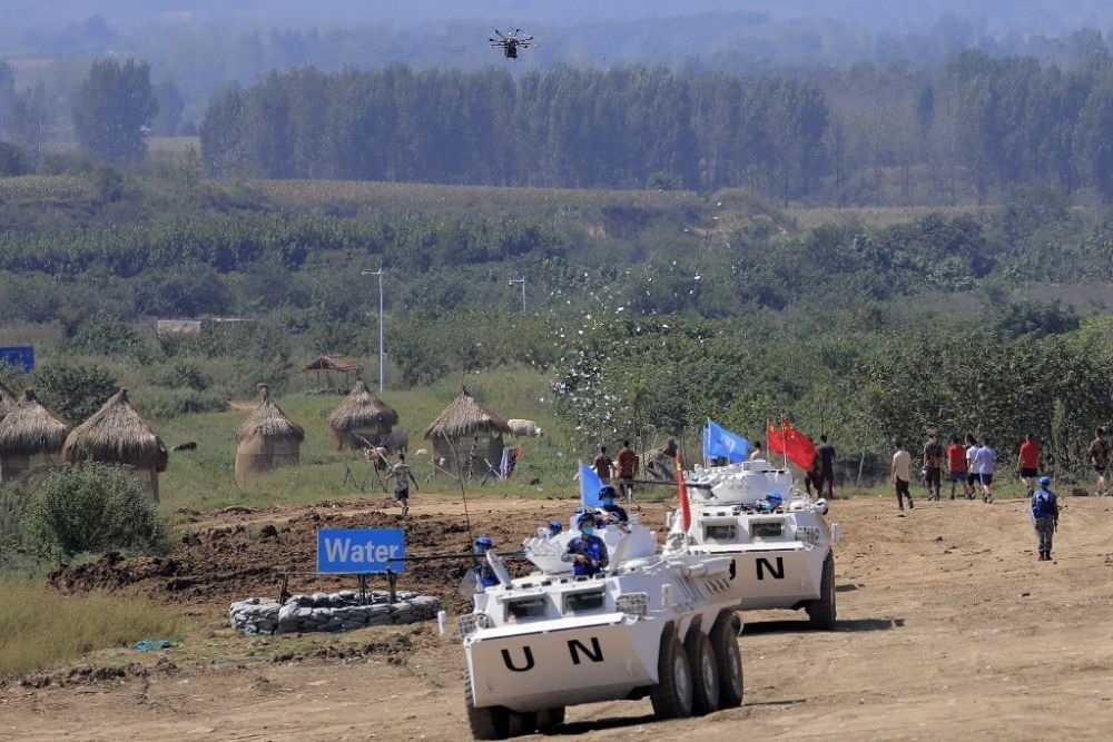 ↑2021年9月15日，在“共同命運(yùn)-2021”國(guó)際維和實(shí)兵演習(xí)綜合演練中，維和分隊(duì)采用無人機(jī)拋撒傳單宣傳和平理念。新華社記者 劉芳 攝