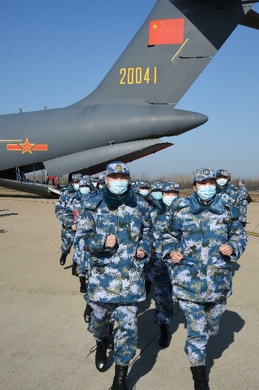 ↑2020年2月17日，一批軍隊(duì)支援湖北醫(yī)療隊(duì)員抵達(dá)武漢天河機(jī)場(chǎng)。新華社記者 黎云 攝