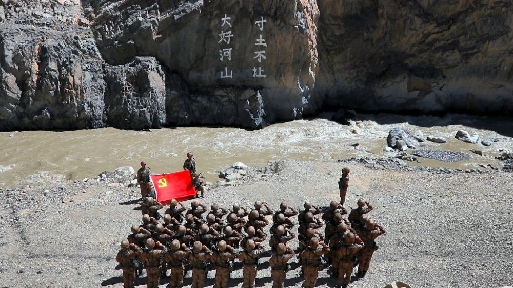 ↑某邊防團(tuán)官兵在“大好河山 寸土不讓”標(biāo)語前舉行重溫入黨誓詞儀式（資料照片）。新華社發(fā)（鄭曉林 攝）