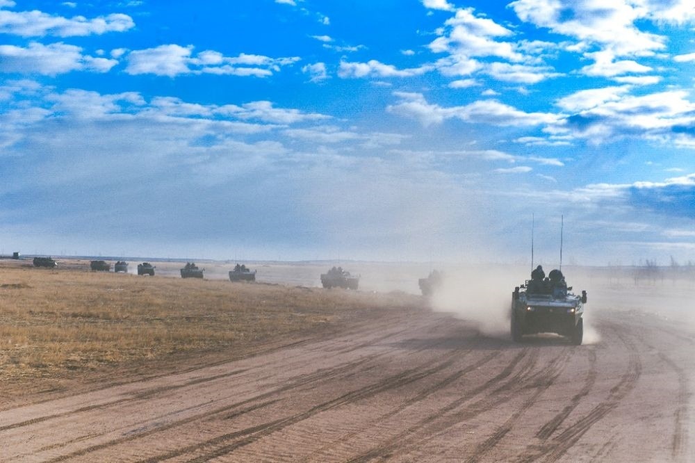 ↑陸軍第81集團(tuán)軍某旅“松骨峰特功連”隨所在營(yíng)進(jìn)行長(zhǎng)途機(jī)動(dòng)（2022年4月12日攝）。新華社發(fā)（李乃超 攝）