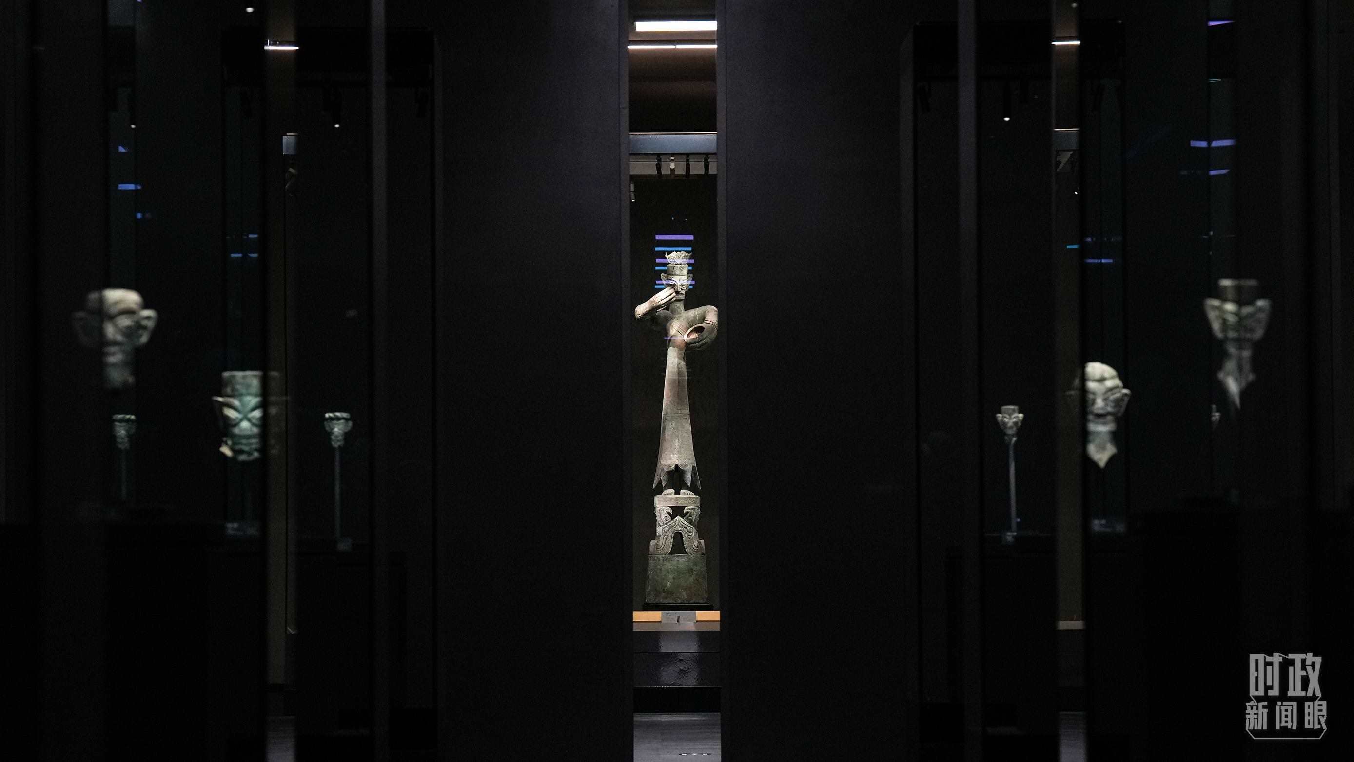 △三星堆出土的青銅大立人像。（總臺(tái)國廣記者李晉拍攝）