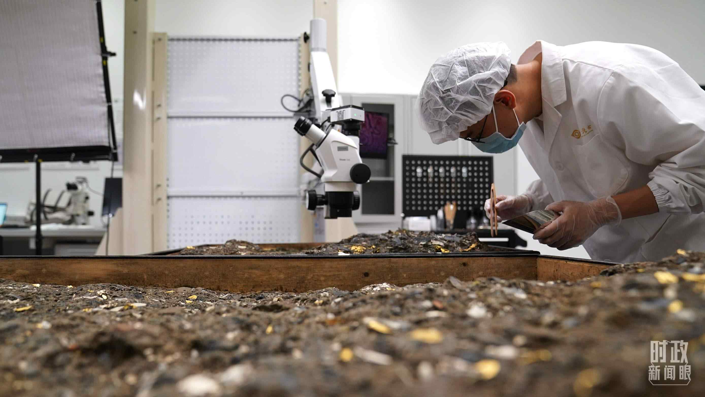 △工作中的三星堆文保人員。（總臺(tái)國廣記者李晉拍攝）