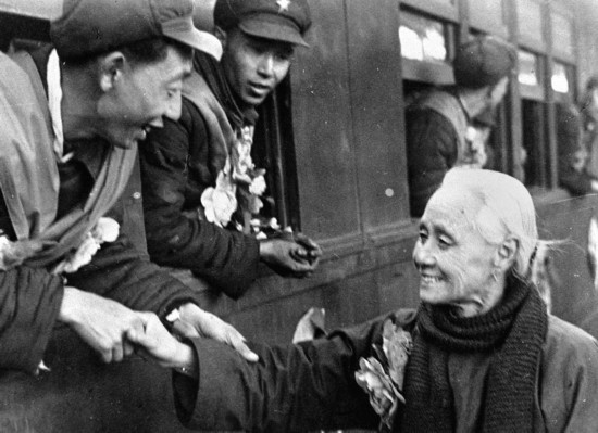 全國的鐵路工人們，一批批地志愿前往朝鮮前線工作，這是隴海路的鐵路工人魏志杰在臨行時和他母親告別的情形。新華社發(fā)（資料照片）