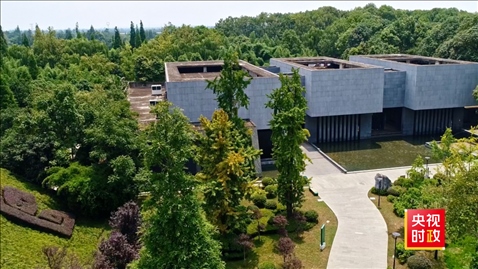 △2021年正式投入使用的三星堆文物保護(hù)修復(fù)館，堅(jiān)持保護(hù)修復(fù)與考古研究同步進(jìn)行，館內(nèi)分文保工作區(qū)和參觀區(qū)。