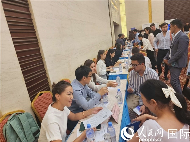 圖為中企代表與哈留華畢業(yè)生現(xiàn)場交流。人民網(wǎng)記者 李強(qiáng)攝