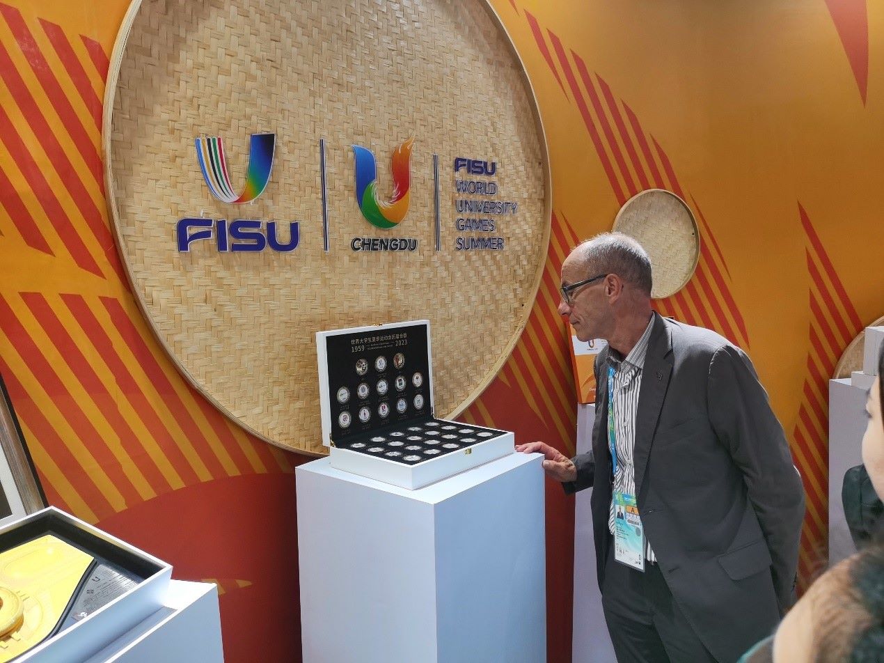國際大體聯(lián)代理主席雷諾·艾德參觀大運(yùn)會(huì)特許商品。 人民網(wǎng)記者 楊磊攝