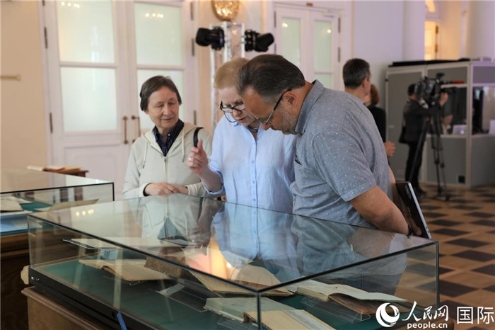 中俄圖書館論壇嘉賓共同參觀由俄羅斯國立列寧圖書館舉辦的館藏中國古籍善本圖書展。人民網(wǎng)記者 隋鑫攝