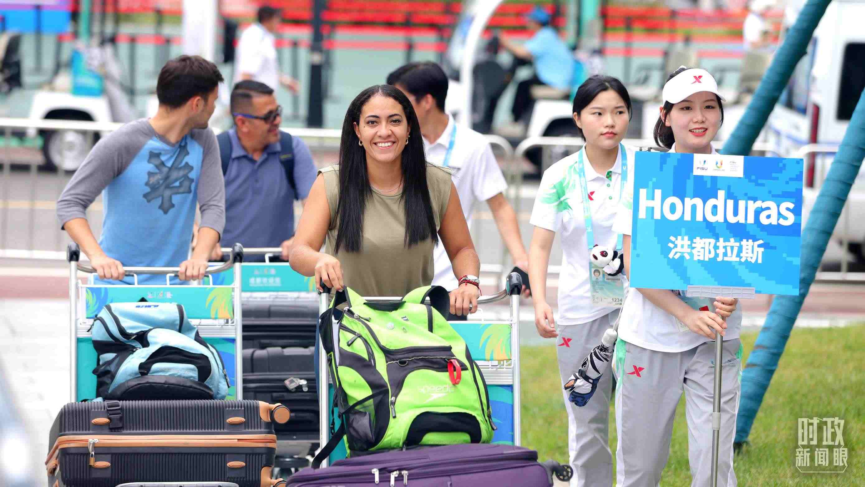 各國代表團成員相繼抵達成都大運村。（總臺央視記者魏幫軍拍攝）