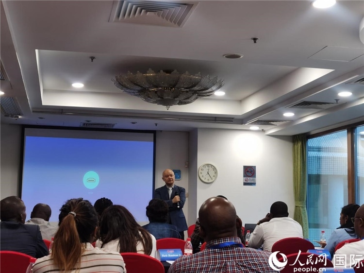 王鯤與研修班學員互動交流。 人民網(wǎng) 孫鴻宇攝