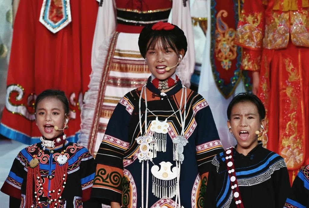 7月28日，吉好有果（中）在開幕式上表演。新華社記者陳澤國攝