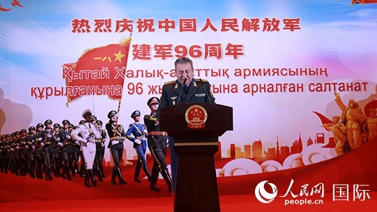 哈國防部副部長卡馬列特季諾夫中將發(fā)表致辭。人民網(wǎng)記者 李強(qiáng)攝