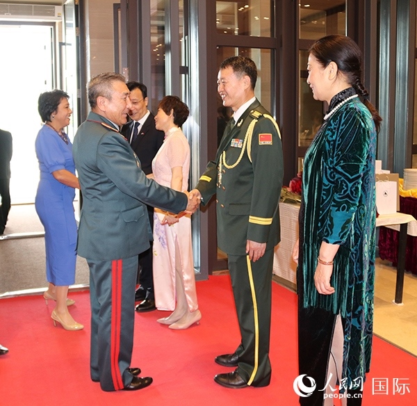 國防武官胡德君大校迎接賓客。人民網(wǎng)記者李強(qiáng)攝