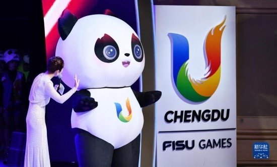 7月29日，成都大運會吉祥物“蓉寶”在聯(lián)歡會現(xiàn)場。新華社記者 張端 攝