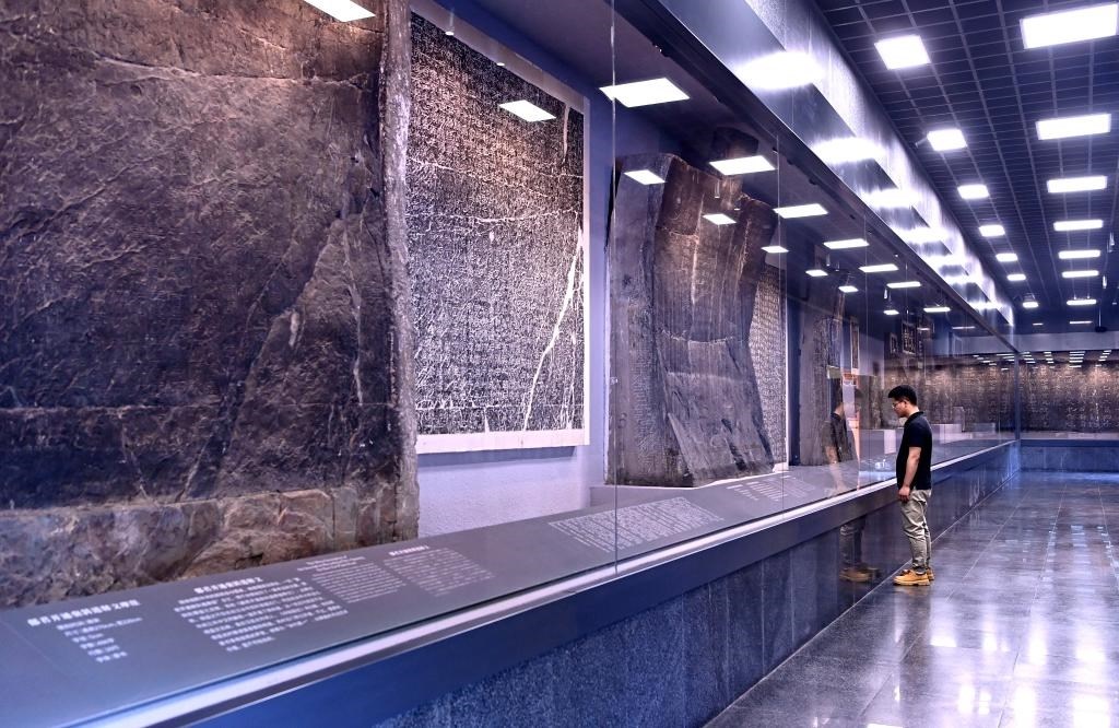 近日拍攝的陜西省漢中市博物館“石門(mén)十三品”陳列室。新華社記者 劉瀟 攝