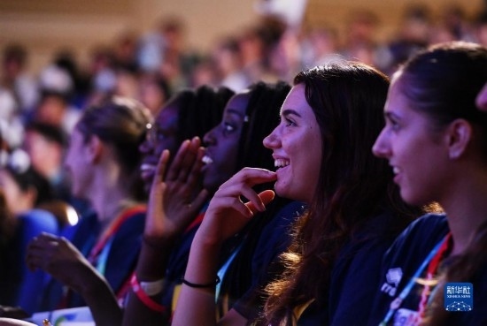 7月29日，外國運動員在聯(lián)歡會現(xiàn)場觀看節(jié)目。新華社記者 張端 攝