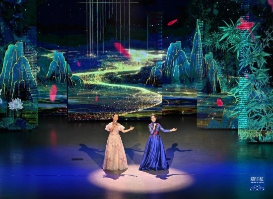 7月29日，演員在聯(lián)歡會現(xiàn)場演唱。新華社記者 蔡湘鑫 攝