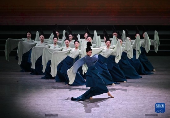 7月29日，演員在聯(lián)歡會現(xiàn)場表演《只此青綠》。新華社記者 蔡湘鑫 攝