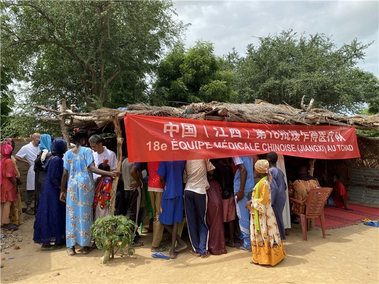 圖為草棚下的就診患者。中國(guó)駐乍得醫(yī)療隊(duì)供圖