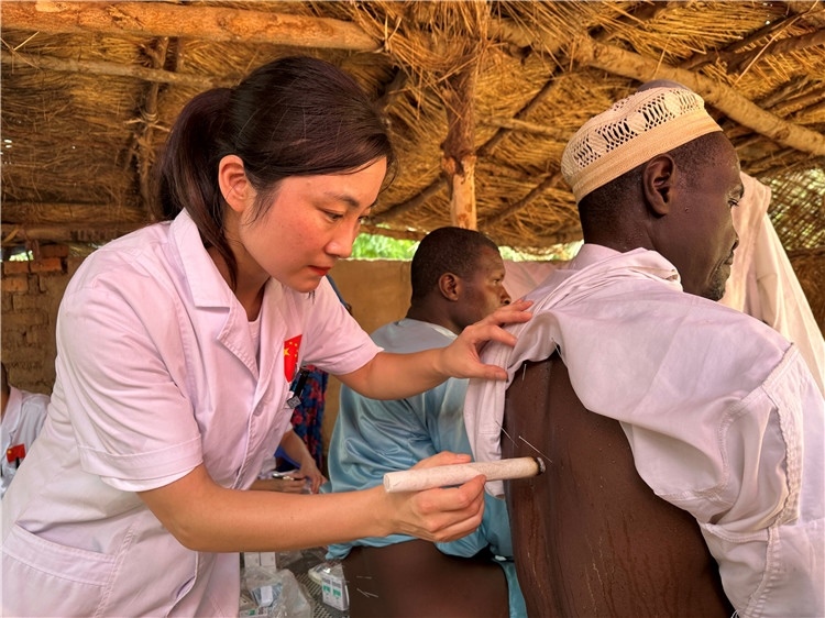 圖為吉安市中心人民醫(yī)院中醫(yī)科副主任醫(yī)師王李妮為患者進(jìn)行針灸治療。中國(guó)駐乍得醫(yī)療隊(duì)提供