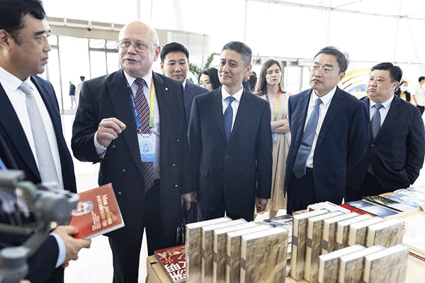 與會嘉賓參觀主題書展。人民畫報社供圖