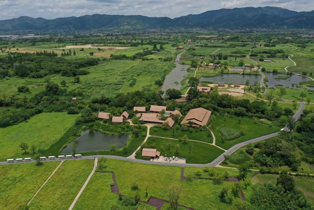 這是在浙江省杭州市余杭區(qū)拍攝的良渚古城遺址公園（2022年7月6日攝，無人機(jī)照片）。新華社記者 黃宗治 攝