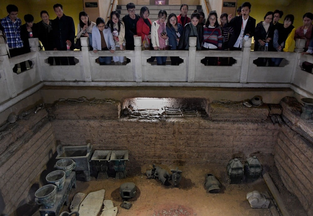 游客在河南安陽殷墟宮殿宗廟遺址內(nèi)的婦好墓參觀（2018年10月12日攝）。新華社記者 李安 攝