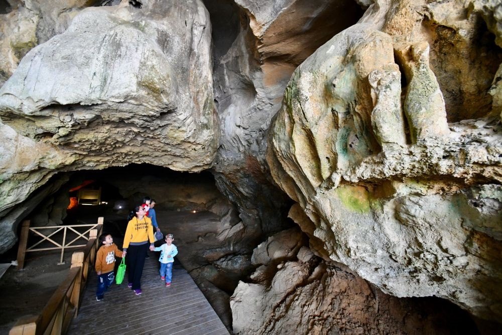 游人在位于福建省三明市三元區(qū)巖前鎮(zhèn)的萬壽巖遺址船帆洞游覽（2020年4月9日攝）。新華社記者 姜克紅 攝