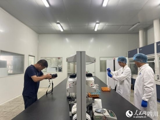 記者在位于成都市大邑縣的海光食品有限公司進(jìn)行采訪。人民網(wǎng)記者 何旭攝