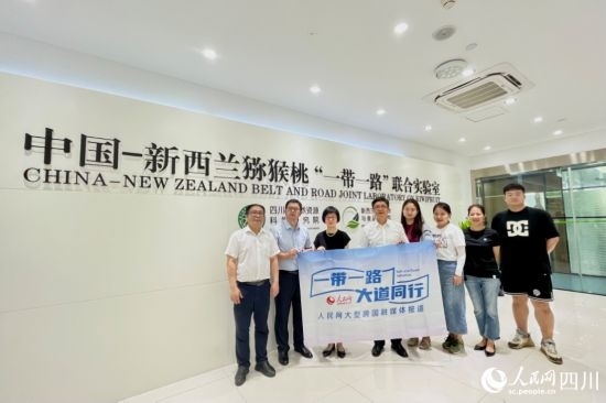 采訪團(tuán)走進(jìn)中國-新西蘭獼猴桃“一帶一路”聯(lián)合實(shí)驗(yàn)室。人民網(wǎng)記者 朱虹攝