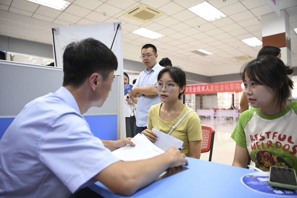 2023年7月29日，“揚(yáng)就業(yè)之帆，啟夢想之旅”2023年寧夏（銀川）離校未就業(yè)高校畢業(yè)生招聘會在寧夏（銀川）人力資源服務(wù)產(chǎn)業(yè)園舉行。求職者（右）在招聘會現(xiàn)場與用人單位交流。新華社記者 馮開華 攝