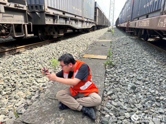 記者在成都北編組站編組場(chǎng)拍攝。人民網(wǎng)記者 王紹紹攝