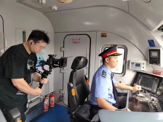 記者采訪中歐班列（成都）首發(fā)司機(jī)仲俊斕。成都機(jī)務(wù)段供圖