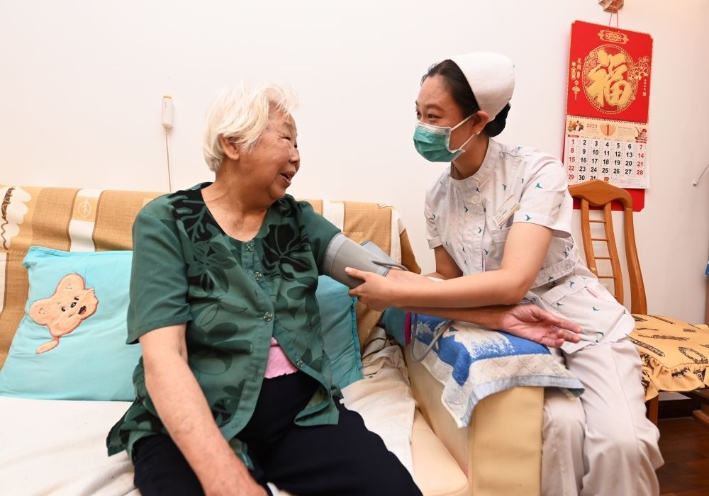 河北廊坊三河市燕達(dá)金色年華健康養(yǎng)護(hù)中心醫(yī)務(wù)人員為入住老人測量血壓（2023年7月20日攝）。新華社記者 朱旭東 攝