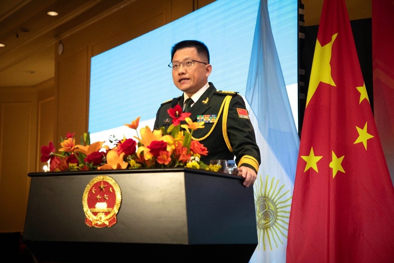 中國駐阿根廷大使館武官劉淼大校致辭。中國駐阿根廷大使館供圖