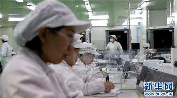 工人在大連達(dá)利凱普科技股份公司生產(chǎn)車間工作。新華網(wǎng)發(fā)