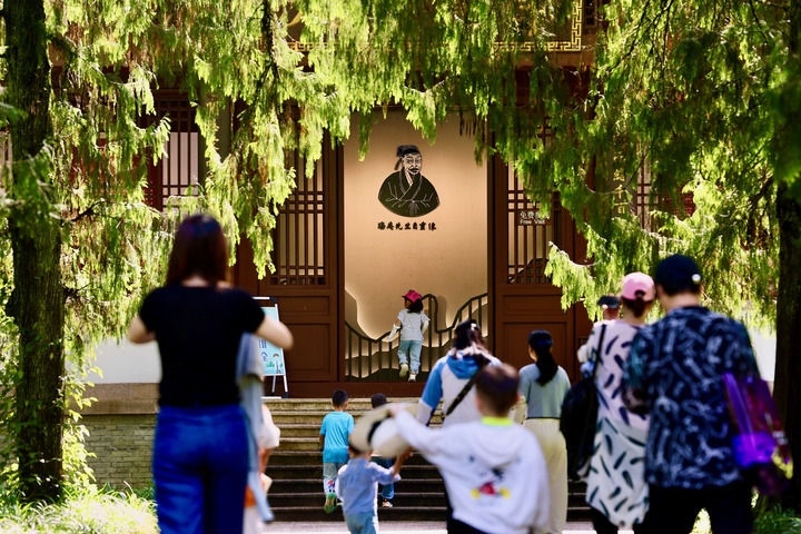 游客參觀位于福建武夷山朱熹園的武夷精舍（2022年6月6日攝）。新華社記者 姜克紅 攝