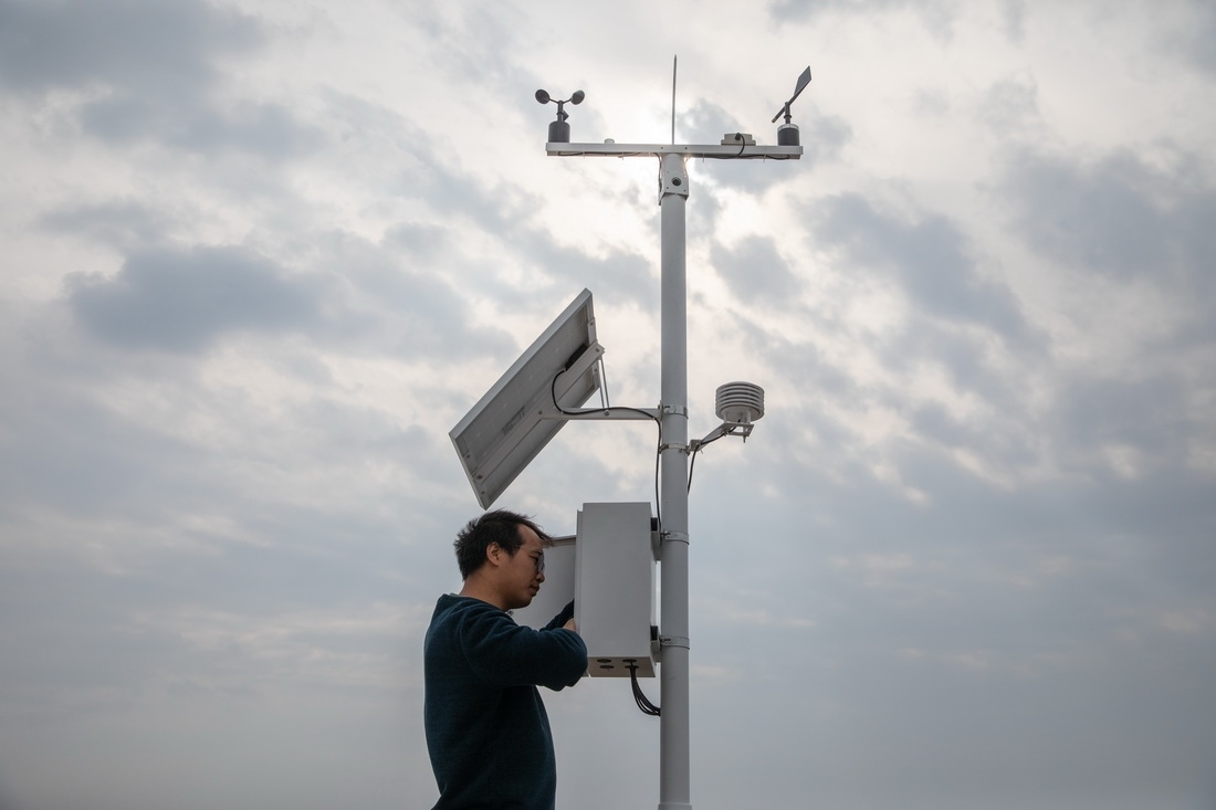 在北大荒集團(tuán)閆家崗農(nóng)場有限公司農(nóng)業(yè)現(xiàn)代化示范區(qū)，工作人員在調(diào)試氣象設(shè)備（4月27日攝）。新華社記者 張濤 攝