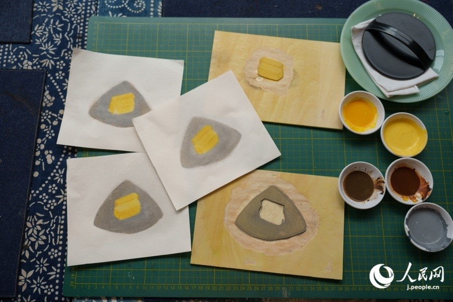 圖為丁未堂創(chuàng)作的木版畫及木版。人民網(wǎng)記者 張若涵攝