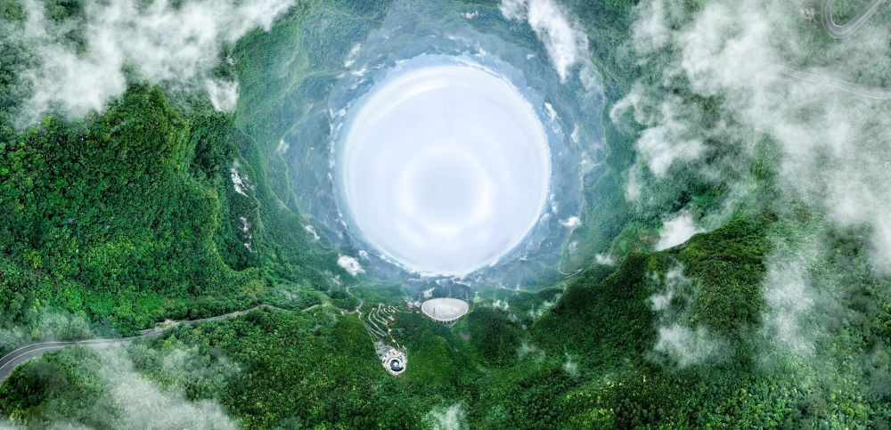 6月22日拍攝的“中國天眼”全景（維護(hù)保養(yǎng)期間拍攝，無人機(jī)全景拼接照片）。新華社記者 歐東衢 攝