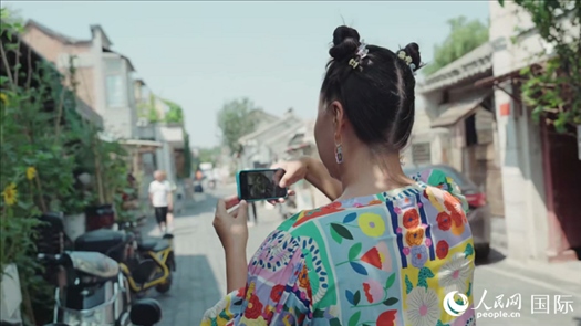 柳芭在胡同里采風。人民網(wǎng) 張若涵攝