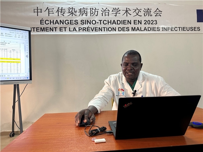 圖為中乍友誼醫(yī)院兒科護(hù)士長(zhǎng)穆罕默德·阿米勒·阿里授課。中國(guó)援乍得醫(yī)療隊(duì)供圖