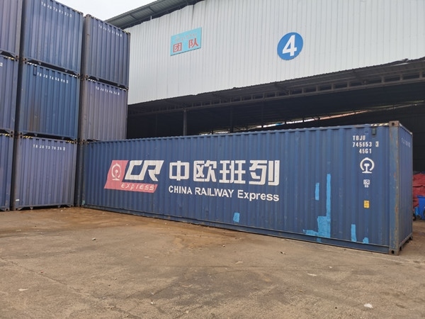 即將以“中老鐵路+中歐班列”模式過境運(yùn)輸?shù)募b箱。朱益孝攝