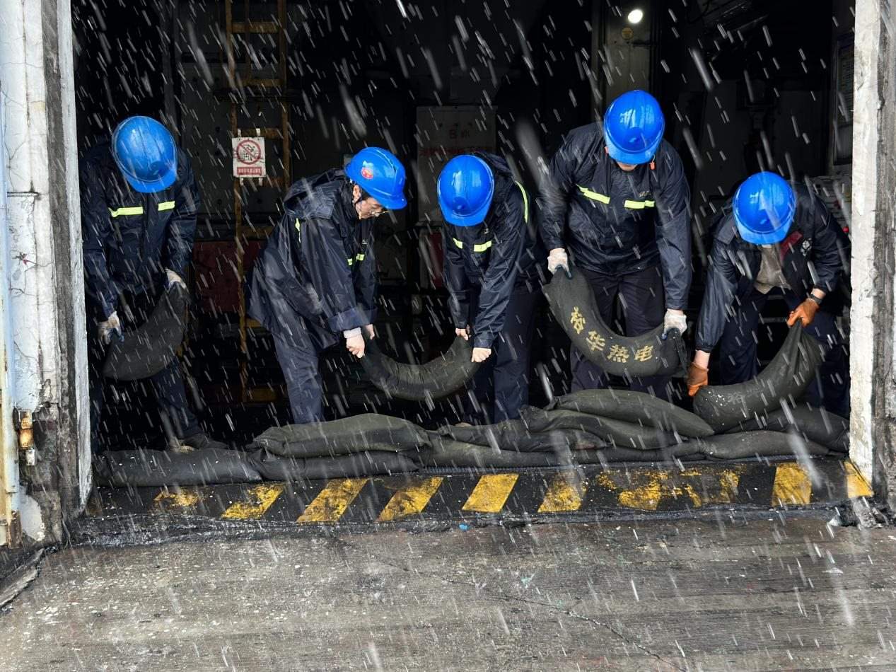 中國(guó)華電河北公司職工在廠房門口布置防汛沙袋。 受訪者供圖