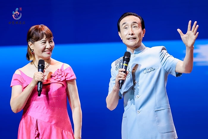 小品表演藝術(shù)家鞏漢林、金珠在演出現(xiàn)場。主辦方供圖