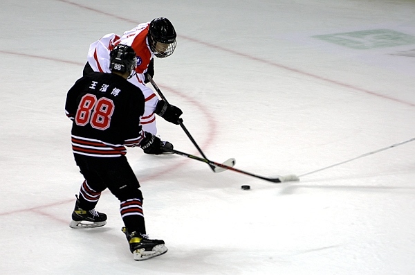 陜西隊球員馬思成與黑龍江隊球員王泓博爭搶。人民網(wǎng)記者 胡雪蓉攝