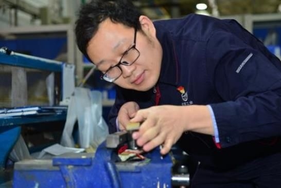 工作中的方文墨。航空工業(yè)沈飛供圖