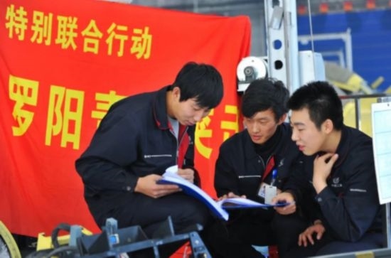 在工作中的“羅陽(yáng)青年突擊隊(duì)”隊(duì)員。航空工業(yè)沈飛供圖